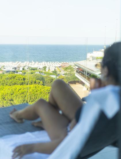 Persona rilassata con vista mare e spiaggia.