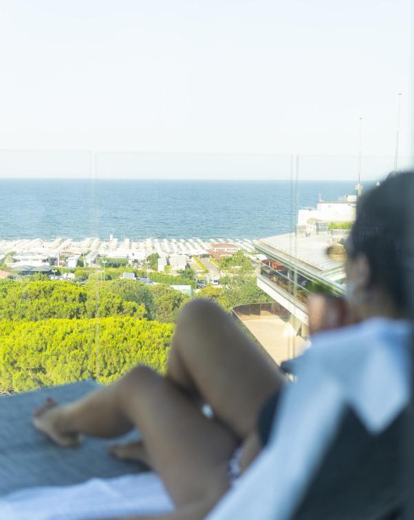 Persona rilassata con vista mare e spiaggia.