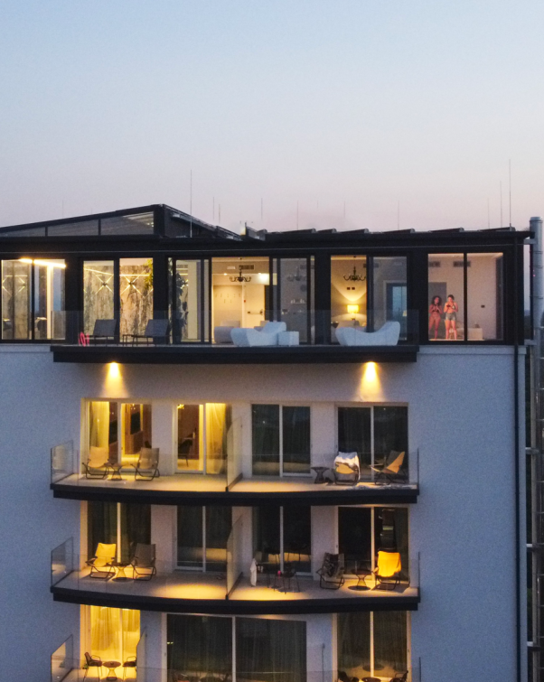 Edificio moderno al tramonto, atmosfera serena e luminosa.