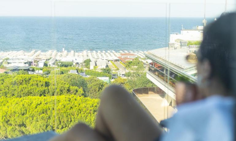 Persona rilassata con vista mare e spiaggia.