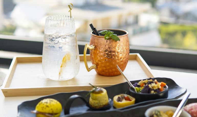 Eleganti drink e stuzzichini gourmet con vista panoramica.