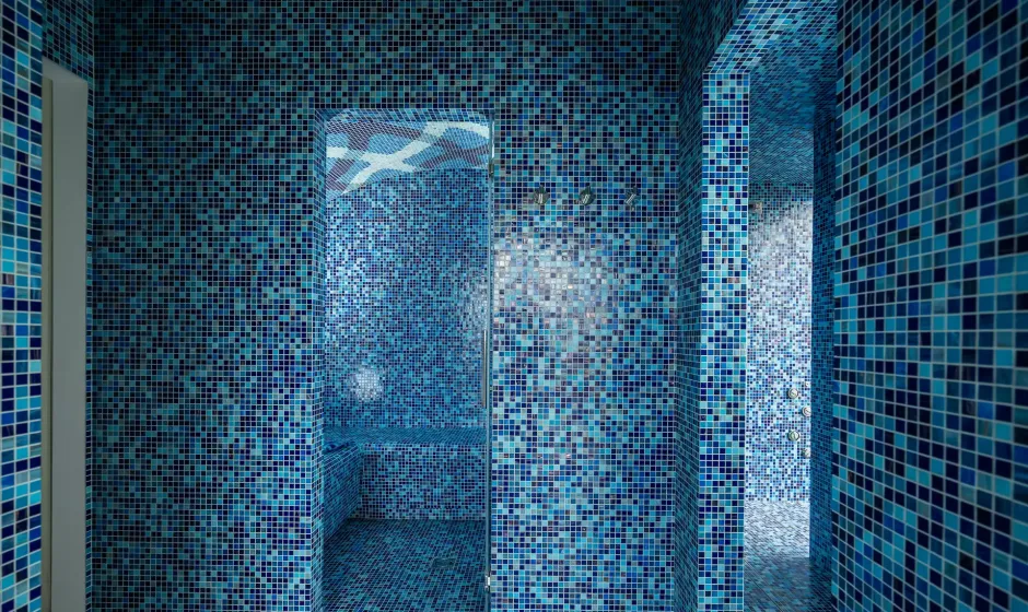 Bagno turco con mosaico blu, design moderno e rilassante.