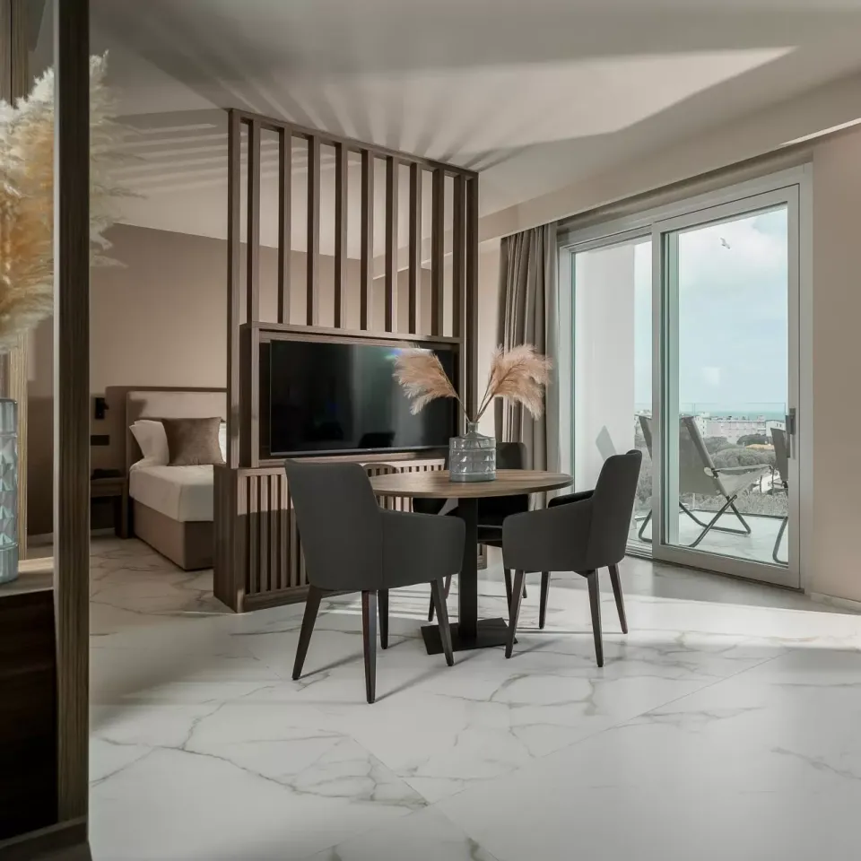 Moderno soggiorno con vista mare, arredamento elegante e pavimento in marmo.